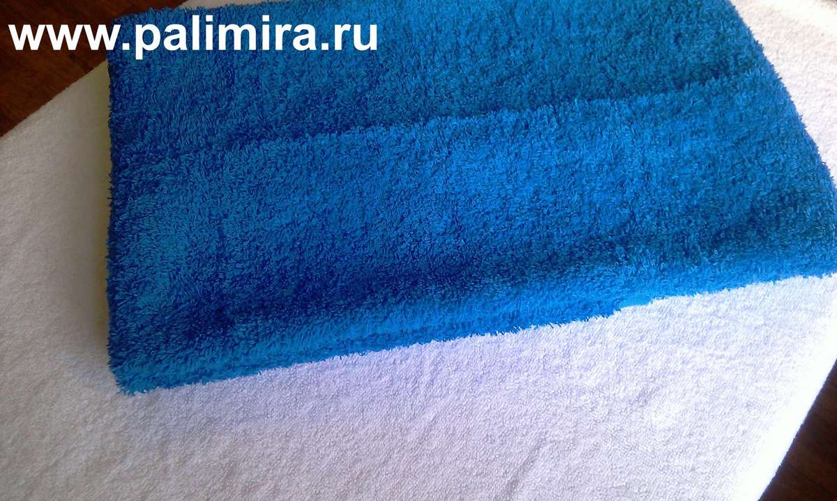 Синее махровое полотенце